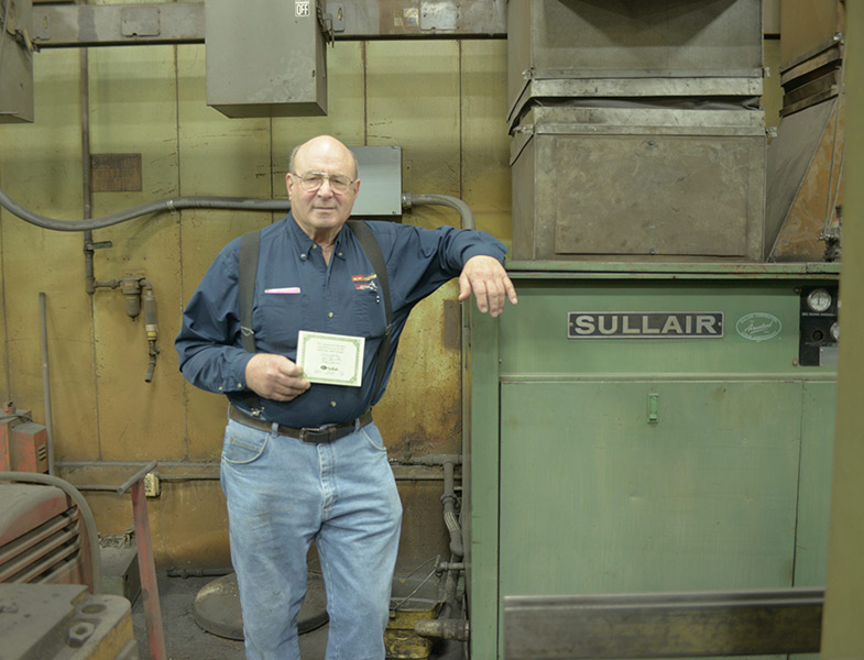 Gerry Bauer, de EccoFab, con su compresor de aire de Sullair de 1979