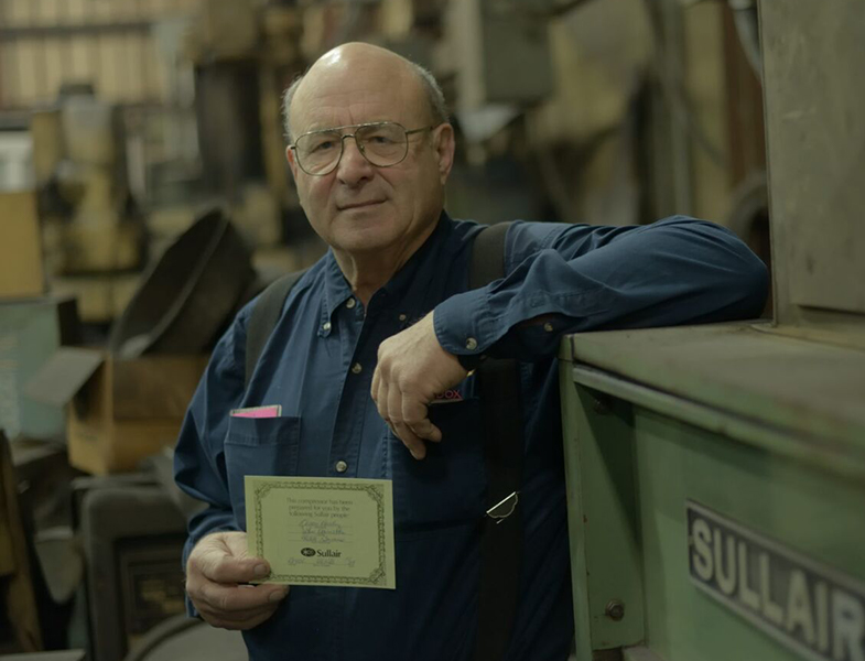 Gerry Bauer avec son compresseur d'air Sullair